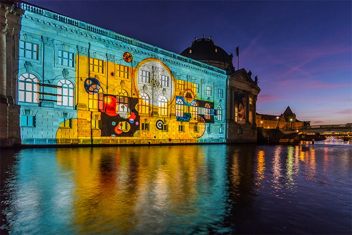 ���⼤��ͶӰ