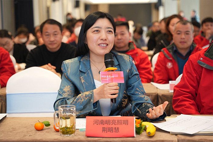 ��8ͷ���������������˾�������۾��е���