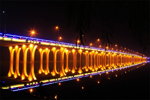 ��������˸��չ�ֳ����������ĸ�����