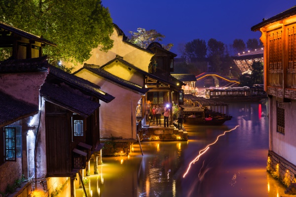 ����ҹ�ε���˸���ľ������ռ�