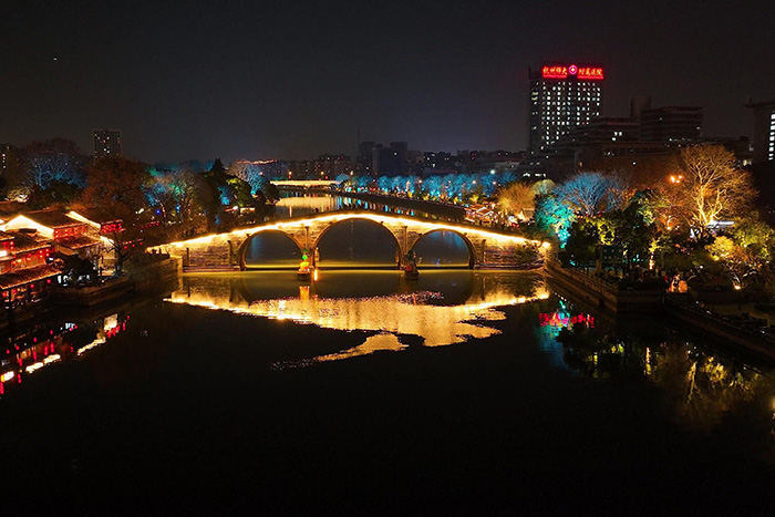 ����ҹ�ε���˸��