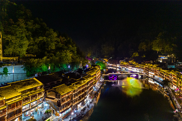 רҵ���ʦ���أ�ҹĻ�µ����õ���˸�����������ɵ���������